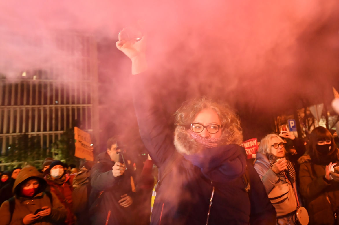 Trwa Strajk Kobiet 20.01.2021. Protest przeniósł się przed Sejm 