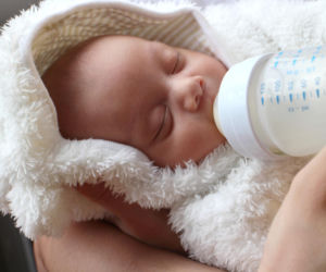 Karmienie na śpiocha. To sposób na przespane noce z niemowlakiem?