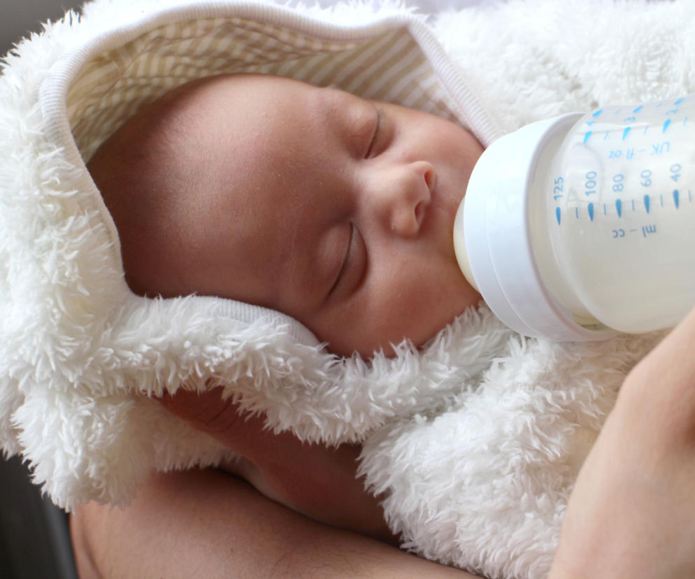 Karmienie na śpiocha. To sposób na przespane noce z niemowlakiem?