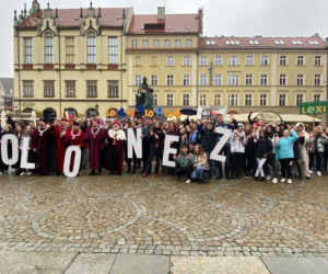 Zrobili to! Maturzyści zatańczyli poloneza na wrocławskim Rynku [WIDEO, ZDJĘCIA]