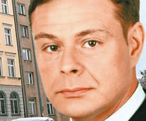 Burmistrz sprząta w urzędzie