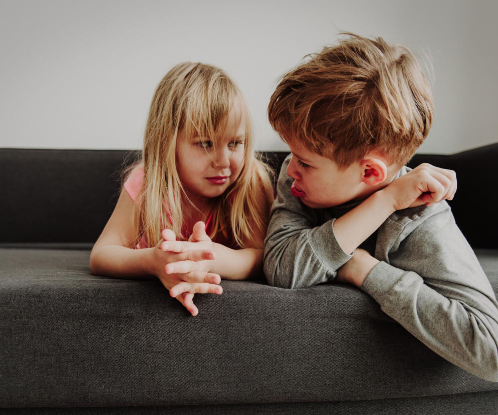 Jak reagować na kłótnie rodzeństwa, aby się skończyły? Klucz to… brak reakcji