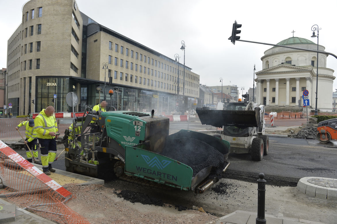 Plac podzielił warszawiaków! Drogie drzewa, usuwanie parkingów i chaotyczna organizacja ruchu to dopiero początek!