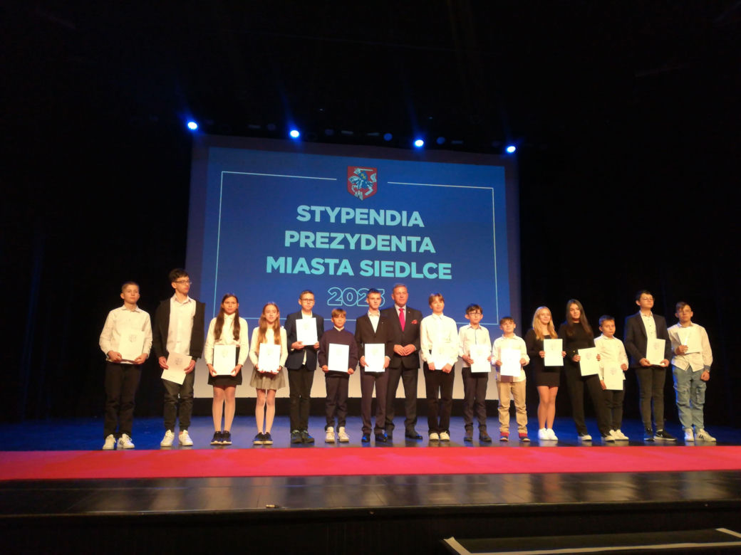 Stypendystom prezydent Andrzej Sitnik wręczył Listy Gratulacyjne