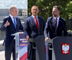 Spór prezydenta z rządem na oczach żołnierzy. Wymiana ciosów pomimo ich święta