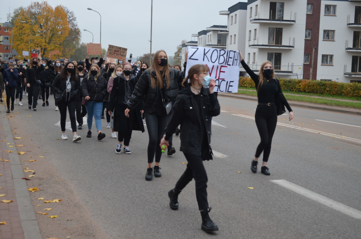 "Z KOBIETAMI NIE WYGRACIE" w Starachowicach też protestowali przed biurami posłów PiS 