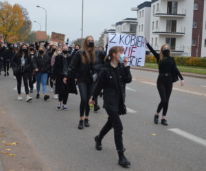 Z KOBIETAMI NIE WYGRACIE w Starachowicach też protestowali przed biurami posłów PiS 