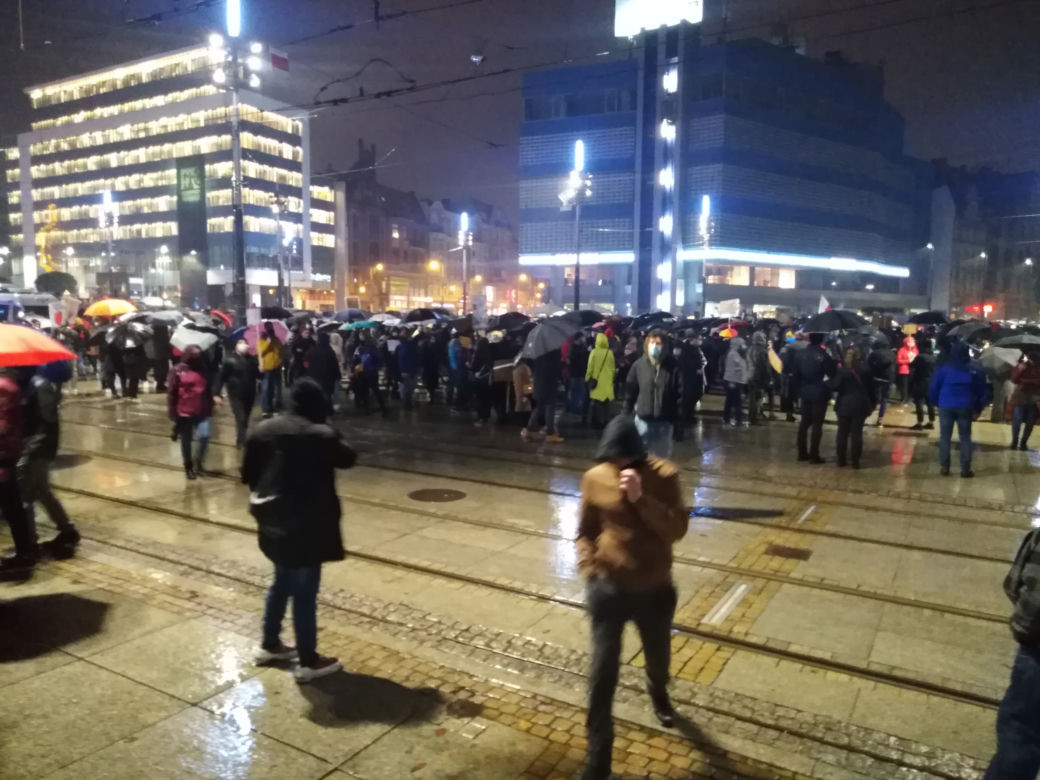 Wojedzówki strajk kobiet w Katowicach. Gigantyczne tłumy na rynku. "To jest WOJNA" [ZDJĘCIA]