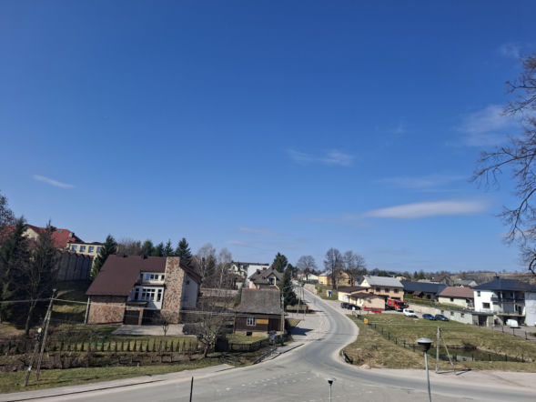 Widok ze wzgórza kościelnego na panoramę Wzdołu Rządowego i odległe pasma Gór Świętokrzyskich.