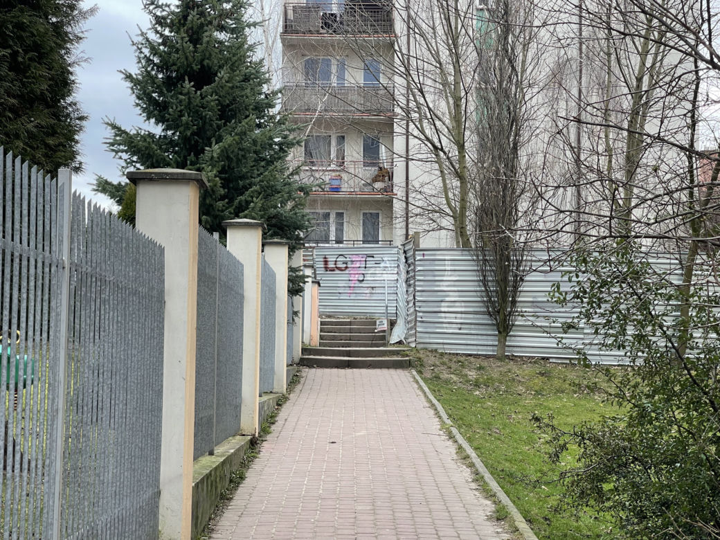 Mieszkańcy nie mogą już korzystać z popularnego skrótu. To teren prywatny dewelopera. „Niech nas pozamykają na osiedlu”
