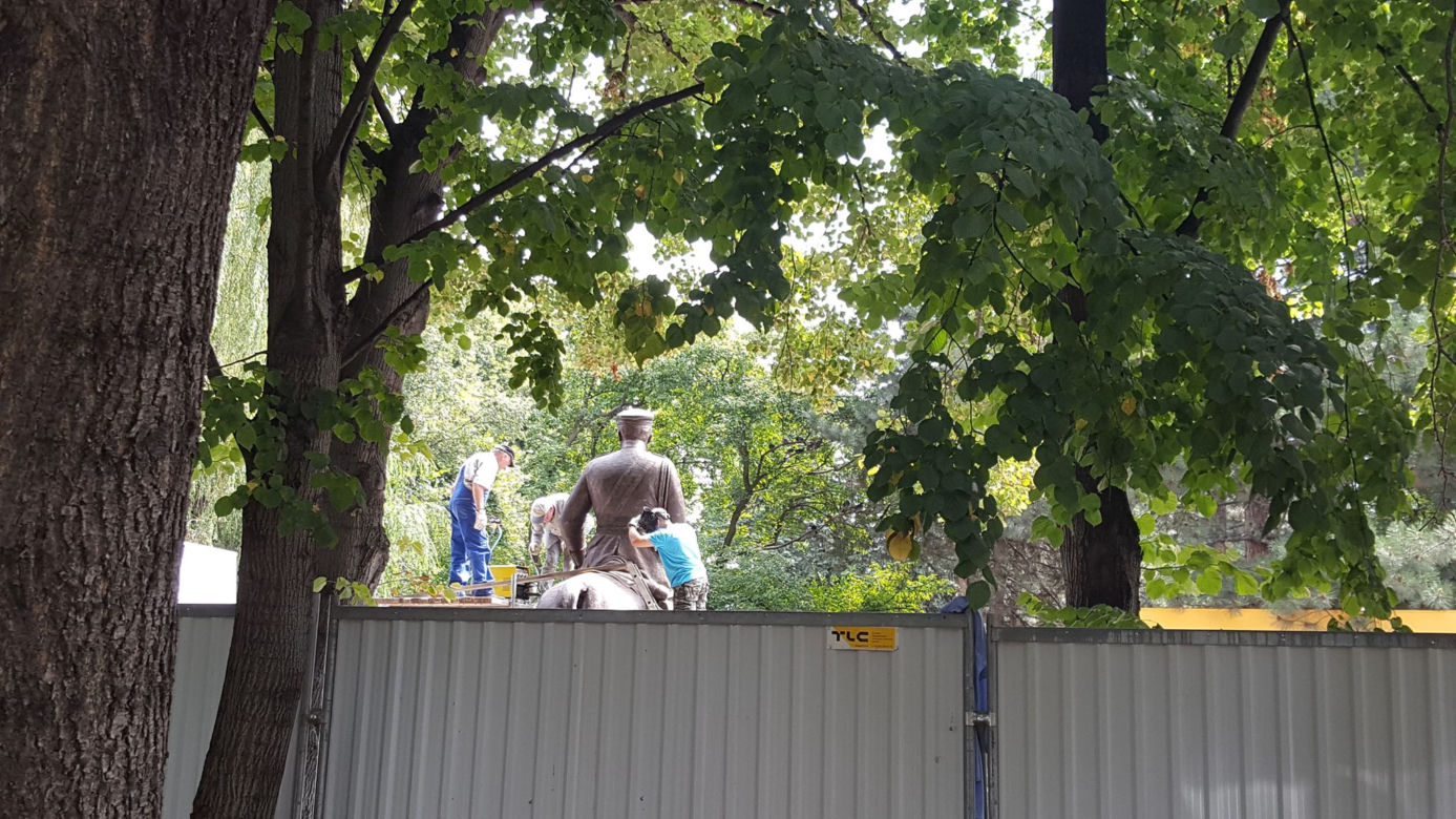 Trwa montaż pomnika marszałka Piłsudskiego