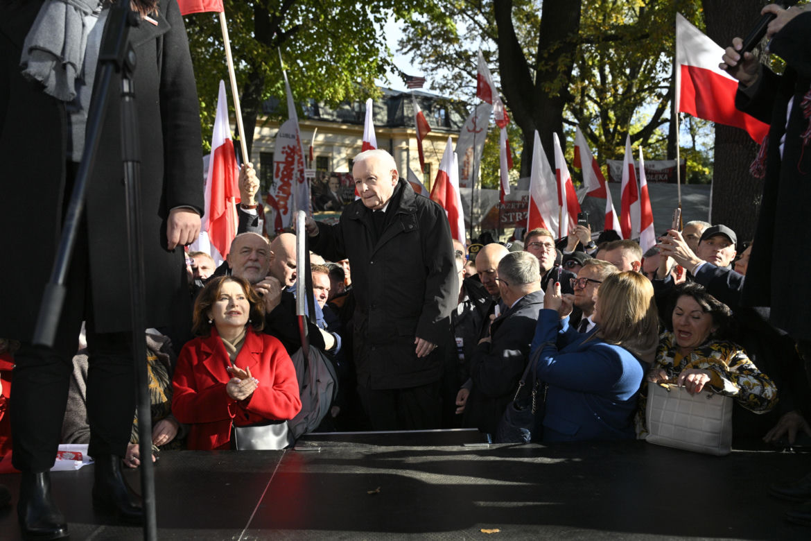 Jarosław Kaczyński w trakcie protestu przed Trybunałem Konstytucyjnym