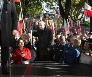 Jarosław Kaczyński w trakcie protestu przed Trybunałem Konstytucyjnym