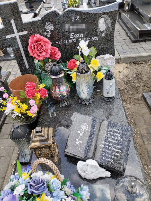 Ewę kostka brukową. Tak wygląda grób nauczycielki z Rudy Śląskiej