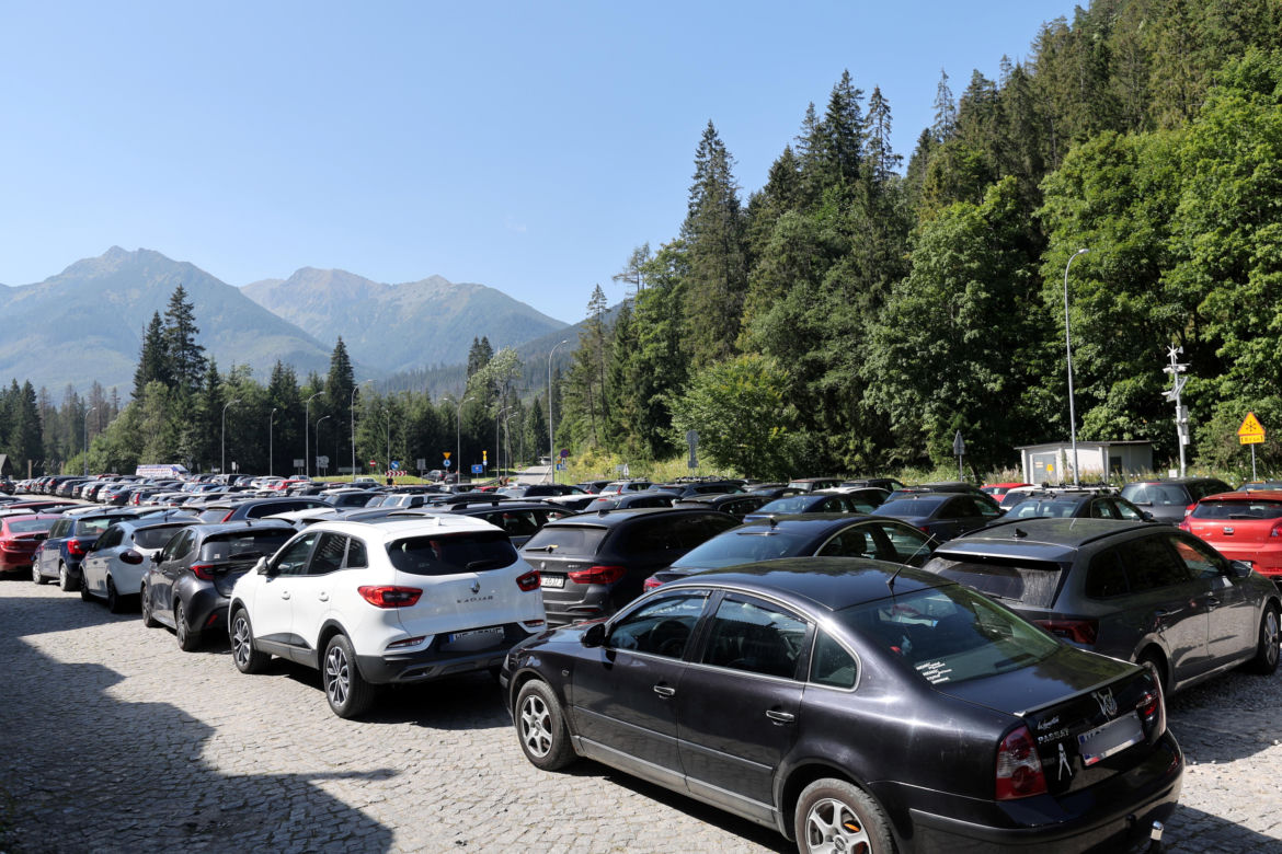 Koniec wakacji, a turyści szturmują Tatry. Na szlakach tłumy
