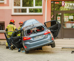 Groźny wypadek w Ełku. Samochód z małym dzieckiem wjechał w budynek szkoły