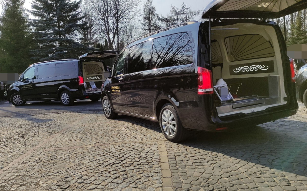 Tłumy na pogrzebie trójki zamordowanych chłopców i morze łez na wspólnym grobie