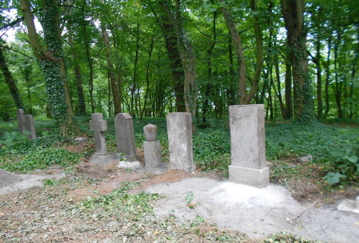 Zaniedbany stary cmentarz przy ul. Ostrowskiej zmienia się w piękny park