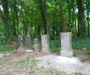 Zaniedbany stary cmentarz przy ul. Ostrowskiej zmienia się w piękny park