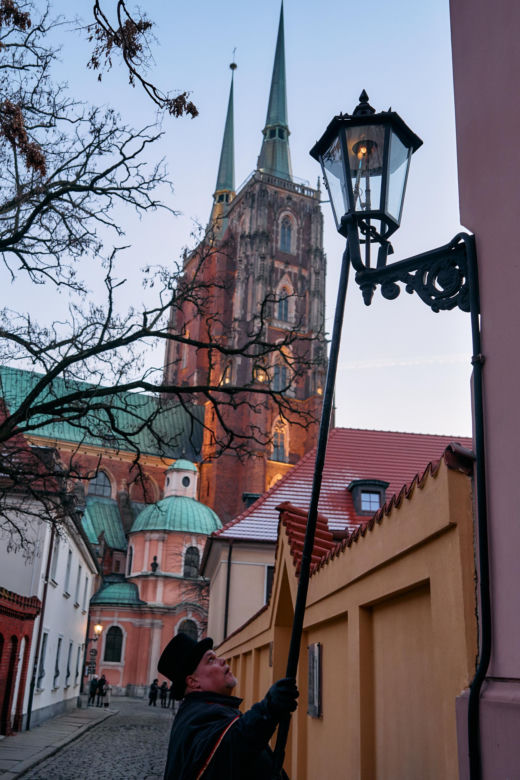 Wrocławski latarnik zapala 99 lamp gazowych