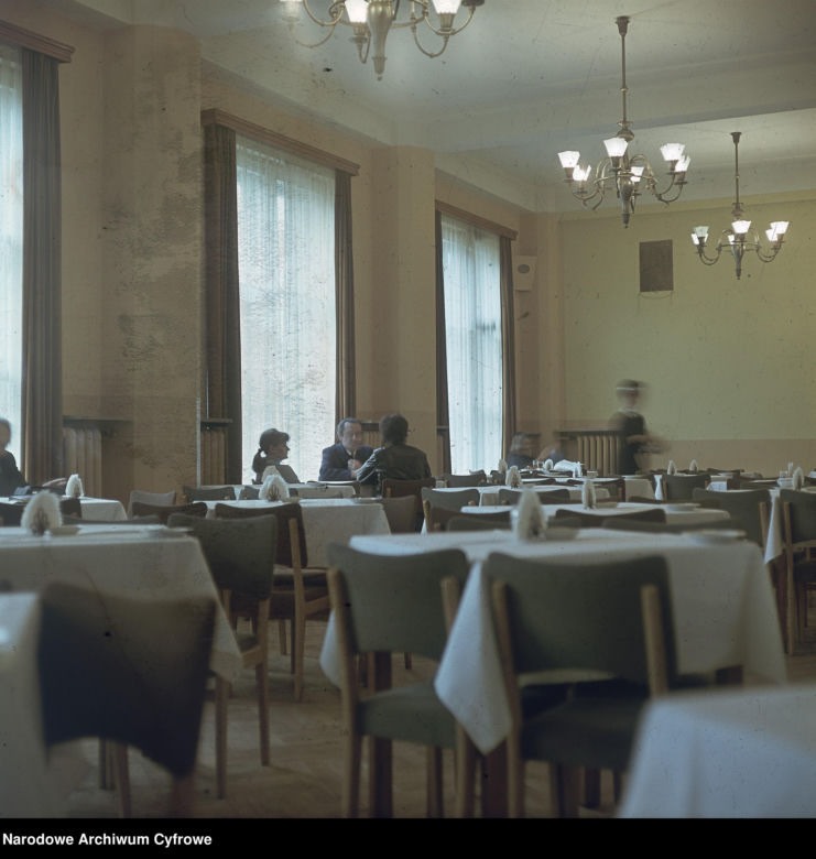 QUIZ PRL. Restauracje, cukiernie i bary mleczne, czyli gdzie i co się jadało w Polsce Ludowej