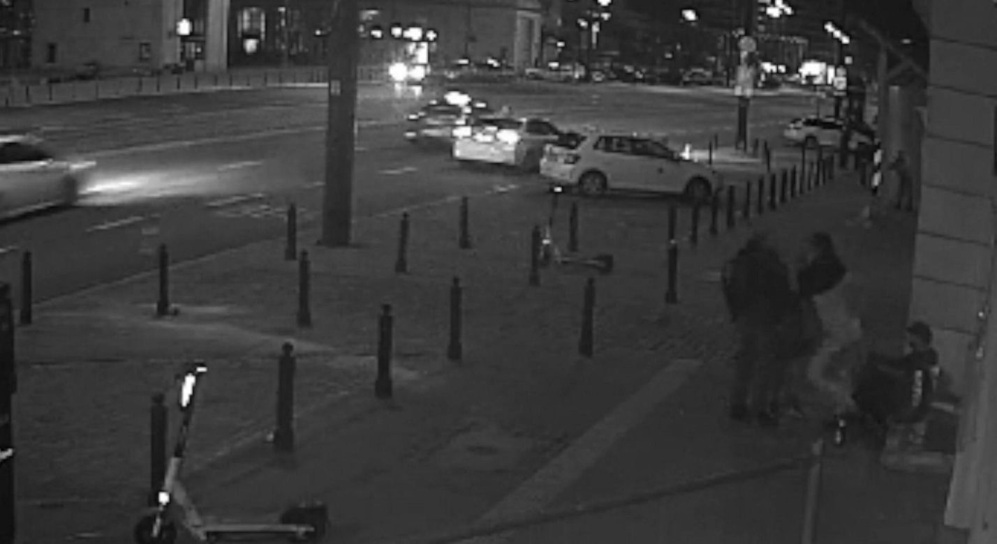 Brutalny atak nożownika w centrum Warszawy. Policja szuka sprawcy, udostępniła drastyczne nagranie