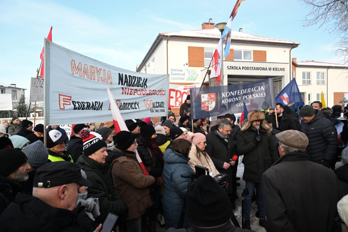 Protest przed szkołą  w Kielnie