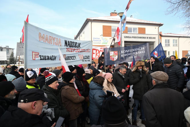 Protest przed szkołą  w Kielnie