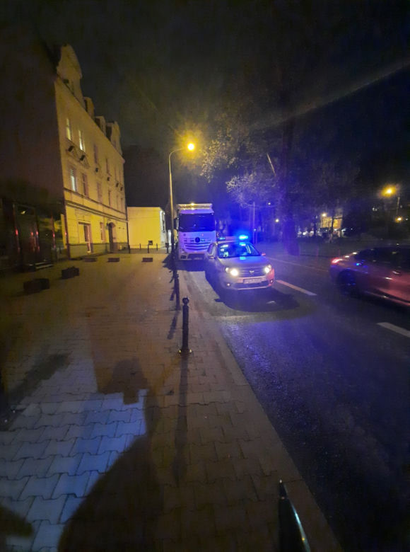 Poznań: Zaparkował tira i zasnął! Mandat był nieunikniony! "Pauza po turecku"