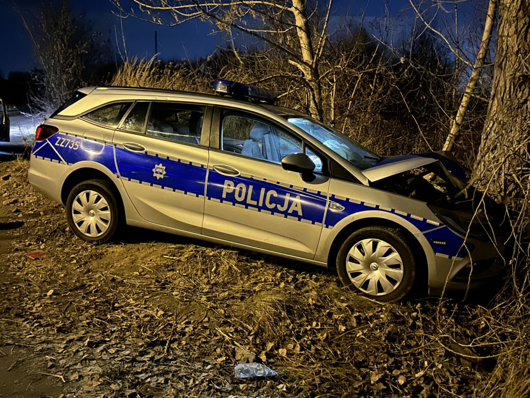 Dawidy Bankowe. Radiowóz uderzył w drzewo. W środku były dwie nastolatki