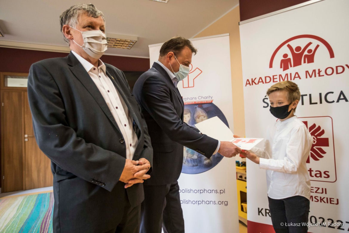 Radom: Synowie zmarłego fizjoterapeuty z Mazowieckiego Szpitala Specjalistycznego otrzymali stypendia