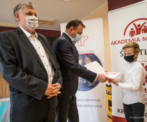 Radom: Synowie zmarłego fizjoterapeuty z Mazowieckiego Szpitala Specjalistycznego otrzymali stypendia