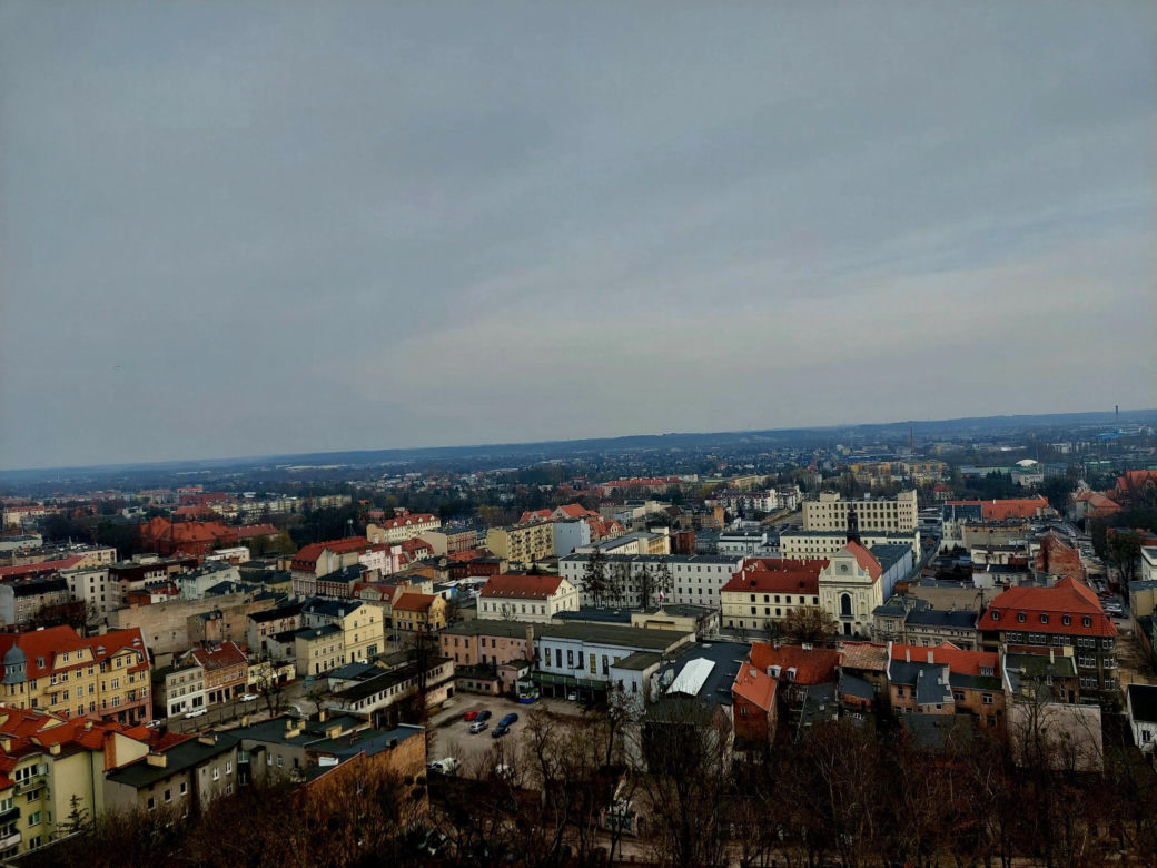 Kierunek: Grudziądz. Kuszą tężnia w szklanej piramidzie i unikatowe spichrze nad Wisłą. Z jednej strony są jak kamieniczki, z drugiej jak mury obronne