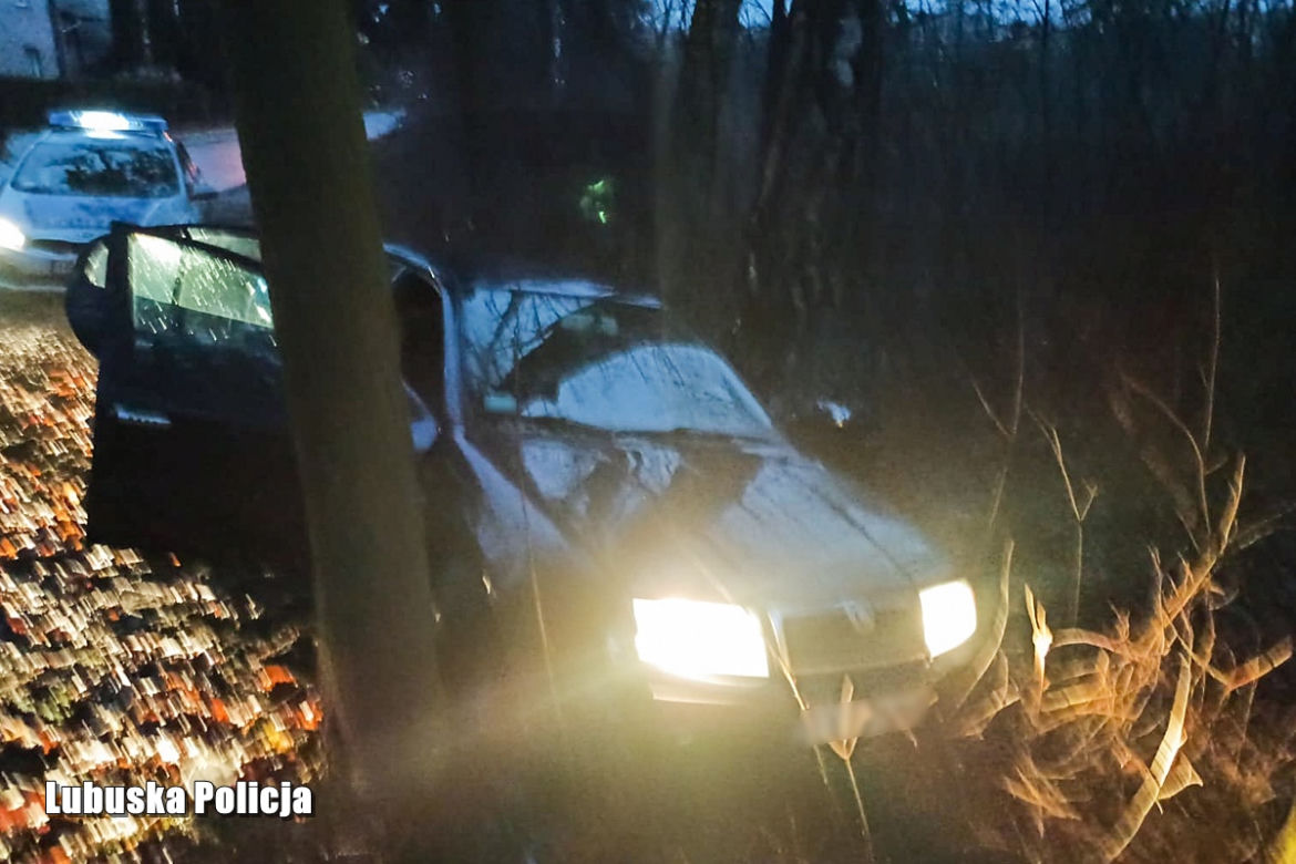 Wyprzedzał na przejeździe kolejowym, a potem uciekał policji! Ogromny mandat dla kierowcy 