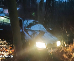 Wyprzedzał na przejeździe kolejowym, a potem uciekał policji! Ogromny mandat dla kierowcy 