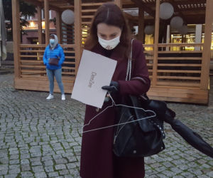 Znicze, wieszaki, transparenty. Protest Piekło kobiet w Lesznie