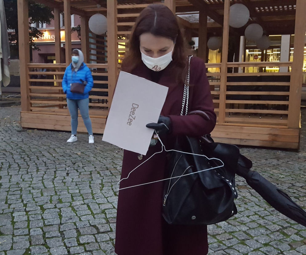 Znicze, wieszaki, transparenty. Protest Piekło kobiet w Lesznie