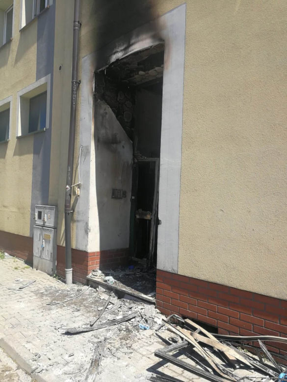 Pożar bloku w Tarnowie. Włóczęga posłał 12 osób do szpitala. Wśród poszkodowanych są dzieci