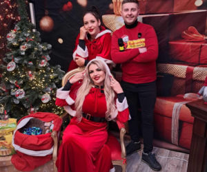 Święty Mikołaj Biedronki odwiedził świętokrzyskie miasto. Zobaczcie co działo się w wiosce przed sklepem