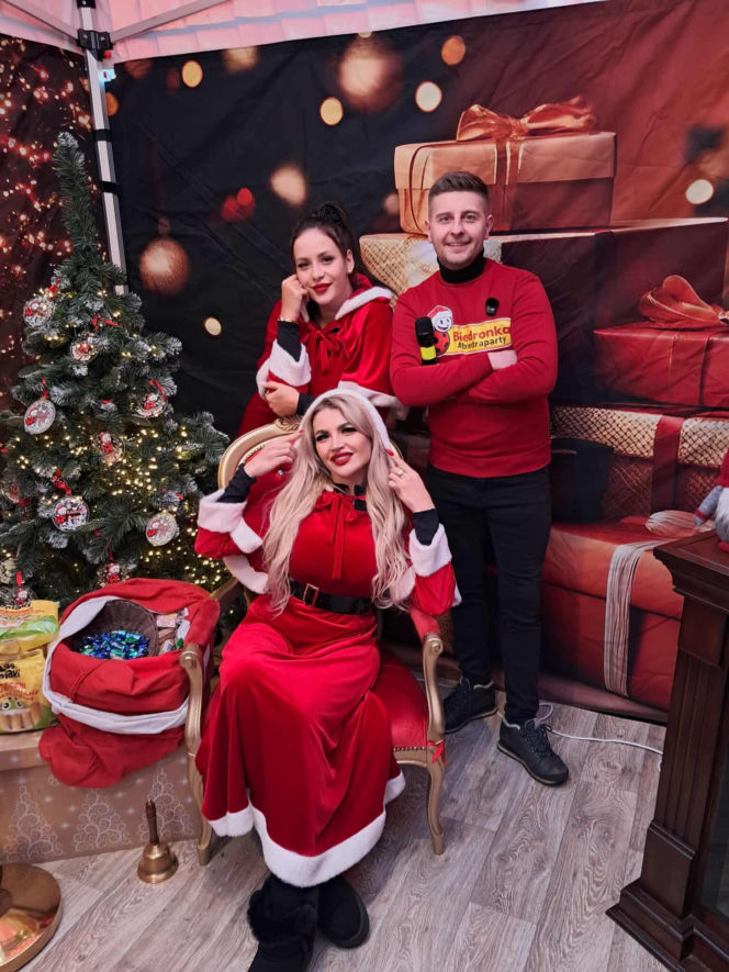 Święty Mikołaj Biedronki odwiedził świętokrzyskie miasto. Zobaczcie co działo się w wiosce przed sklepem