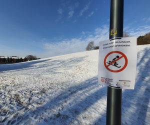 Mieszkańcy opłakują 12-latka, który zabił się na sankach