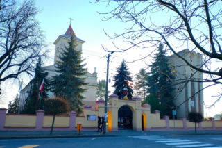 To jedno z najciekawszych miast w województwie łódzkim. W PRL-u stało się polską stolicą cebuli