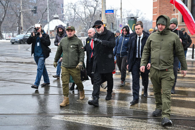 Grzegorz Braun pojawił się w prokuraturze. Nie otrzymał żadnych zarzutów