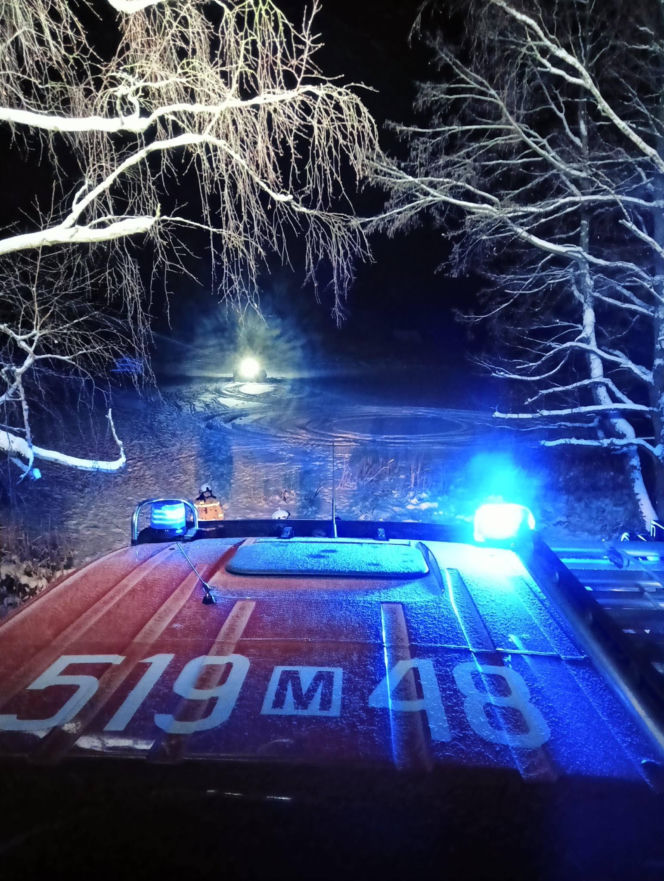 Ładzyń - lód załamał się pod autem, które wjechało na zamarznięty zbiornik wodny Bagno