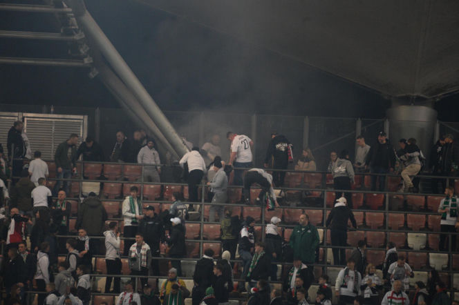 Płoną trybuny przez Łazienkowskiej 3