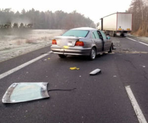 Wypadek teraz w Płocku. 20-latek z bmw uderzył w ciężarówkę!