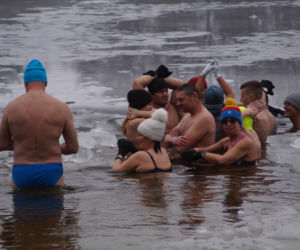 Lodowata woda, gorące emocje. Morsy znów opanowały jezioro pod Bydgoszczą
