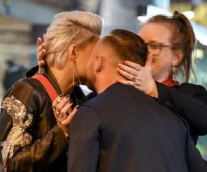 Magdalena Narożna łapie koleżankę za piersi