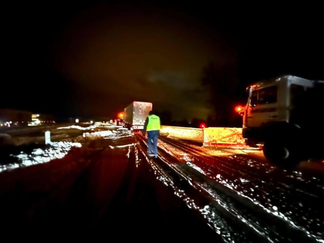 Polska sparaliżowana przez śnieg! Zamknięte drogi wojewódzkie, utrudnienia na S7 i kolei