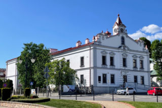 To miasto w województwie małopolskim ma jeden z najpiękniejszych rynków. Olśniewa również zabytkowym ratuszem